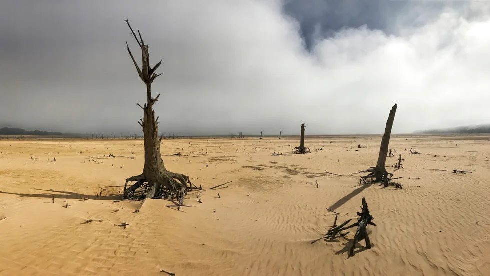 Theewaterskloof-dammen i Kapstaden, tom på vatten. Arkivbild. Foto: AP/TT