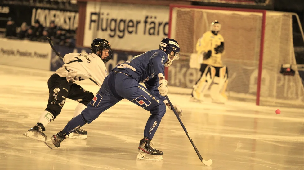 IFK Motalas Melker Westman är på väg mot mål i matchen mot Sandviken. Westman hade en jättechans i första halvlek, men missade. IFK föll klart mot Saik.