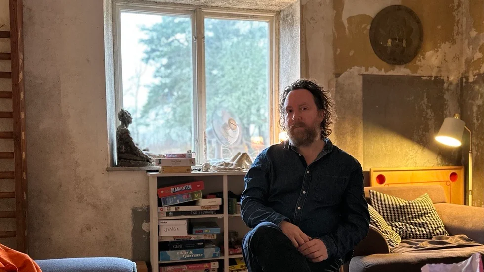 "Ingen av oss hade några kopplingar till Stallarholmen, inte alls, utan vi jagade efter ett kollektivhus för tre familjer, alla med barn i sjuårsåldern. Jag Hemnetknarkade i tre år och så hittade vi det här. Perfekt med tre lägenheter och en gemensam våning," säger Uje Brandelius som var med och köpte huset på Selaön för 2,2 miljoner kronor 2017. Till vardags bor han dock kvar i Stockholm. 