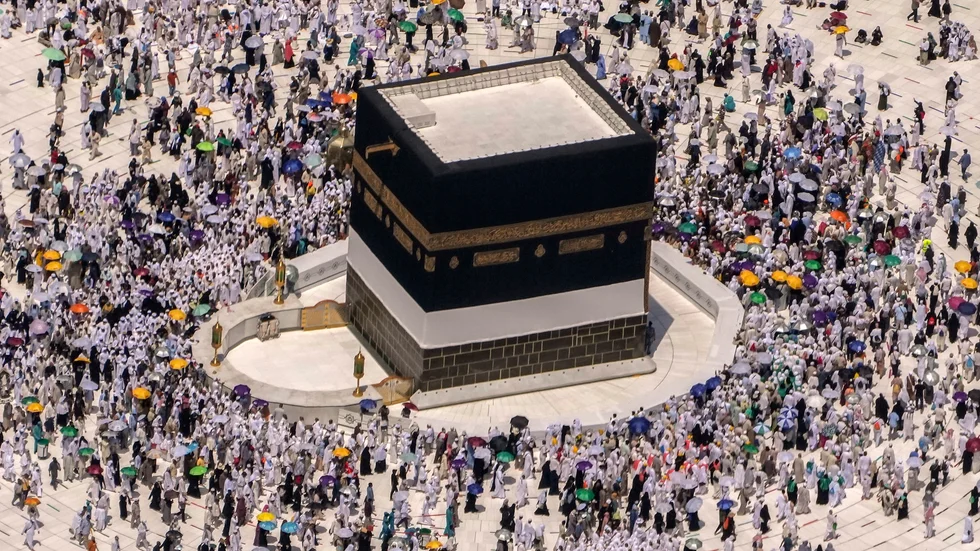 Pilgrimer håller avståndet i Kaba i den stora moskén i Mecka i juli i fjol, då ett begränsat antal besökare fick delta.