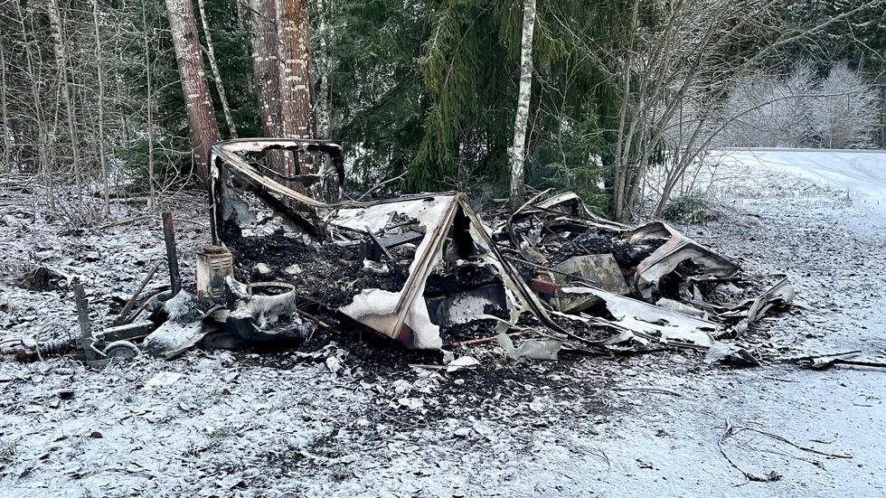 Husvagnen blev totalt utbränd.
