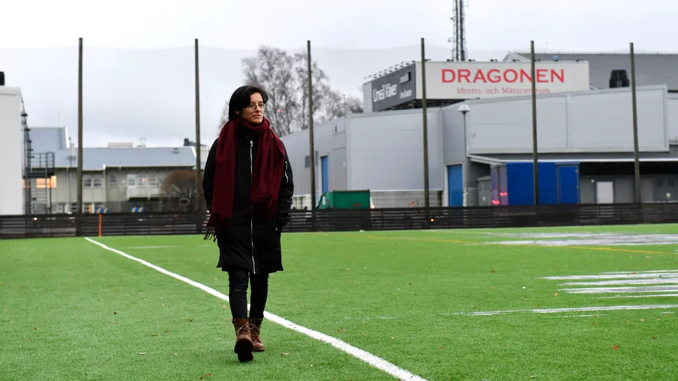 Linnéa Wikman var fjorton år när hon blev buren av en fotbollsplan med en hjärnskakning som skulle prägla hela hennes liv.