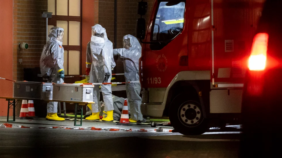Personal i skyddsdräkter arbetar i anslutning till en bostad där tysk polis natten mot söndagen grep en man misstänkt för att ha planerat ett giftattentat.