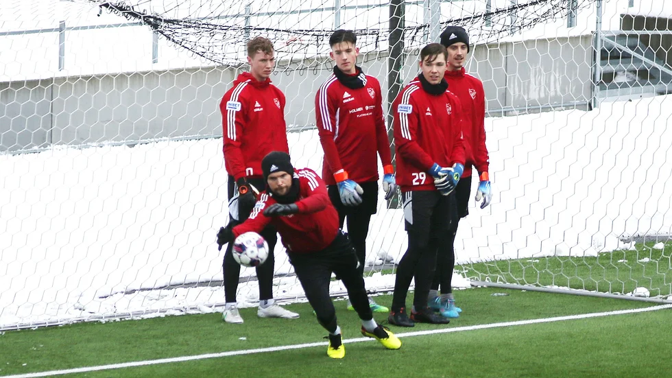 Målvakstantalet blir mindre. Oscar Jansson, Otto Lindell, David Andersson, Julius Lindgren och Wille Jakobsson under ett kyligt pass. Nu är det klart att Otto Lindell lånas ut till Skövde i superettan. Sedan tidigare återfinns Lindgren i Trollhättan.