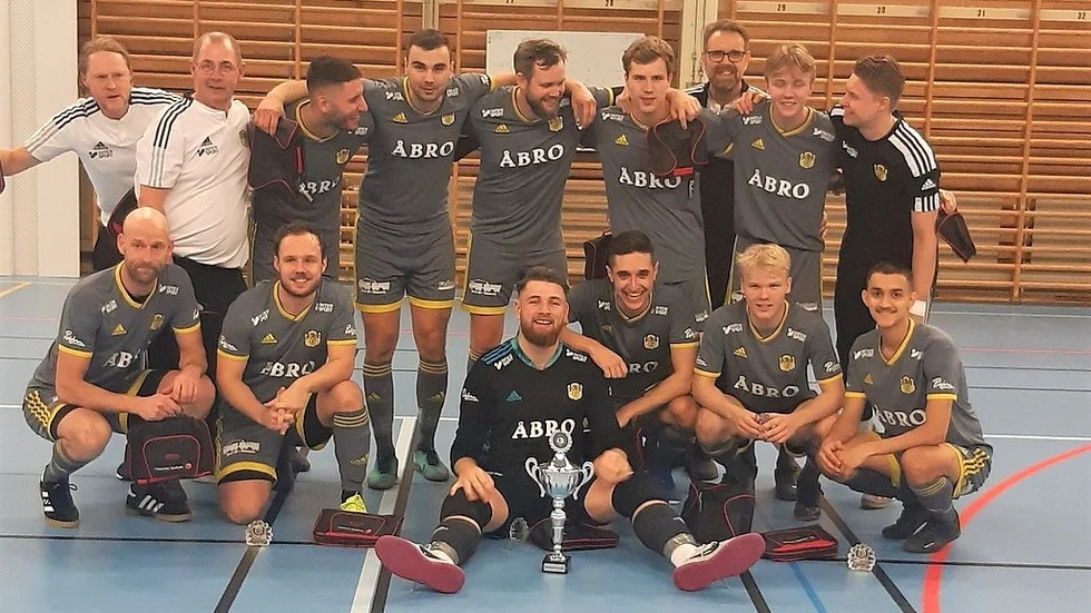Vimmerby IF tog hem kommunmästerskapet i futsal. Här ses det vinnande laget efter att de fått ta emot pokalen.