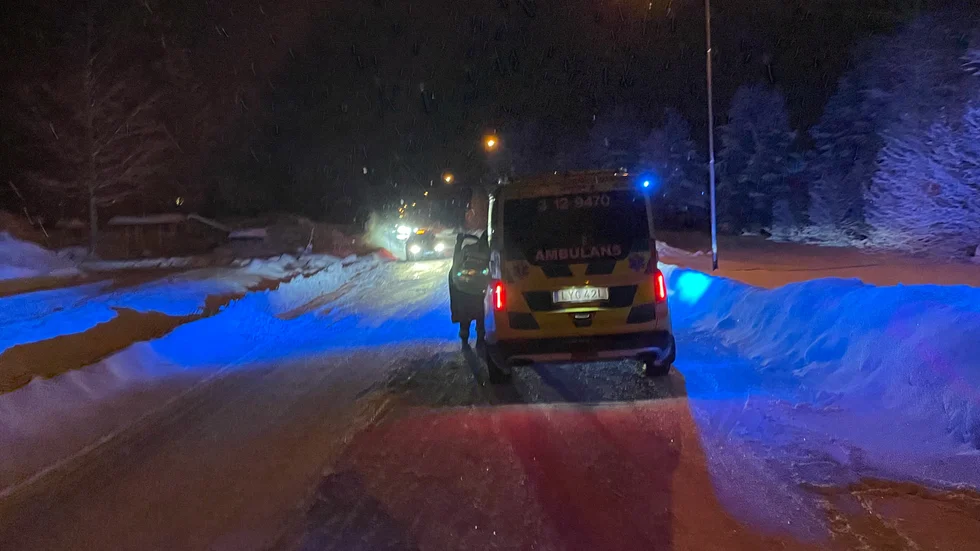 En ambulans larmades till platsen, men ingen person behövde föras till sjukhus.