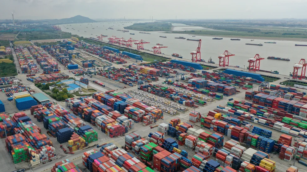 Containrar i en hamn i Nanjing i östra Kina. Trots flera utmaningar fortsatte landets handel att öka under 2022. Arkivbild.