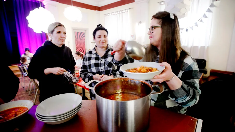 För ett knappt år sedan fick Alevtina Artiyukh, till höger på bilden, med familj hjälp att ta sig till Eskilstuna. Inför årsdagen av invasionen serverar hon ukrainsk soppa till sina nyfunna vänner i landet som kommit att bli hennes hem. "Jag har funnit min plats i Sverige".
