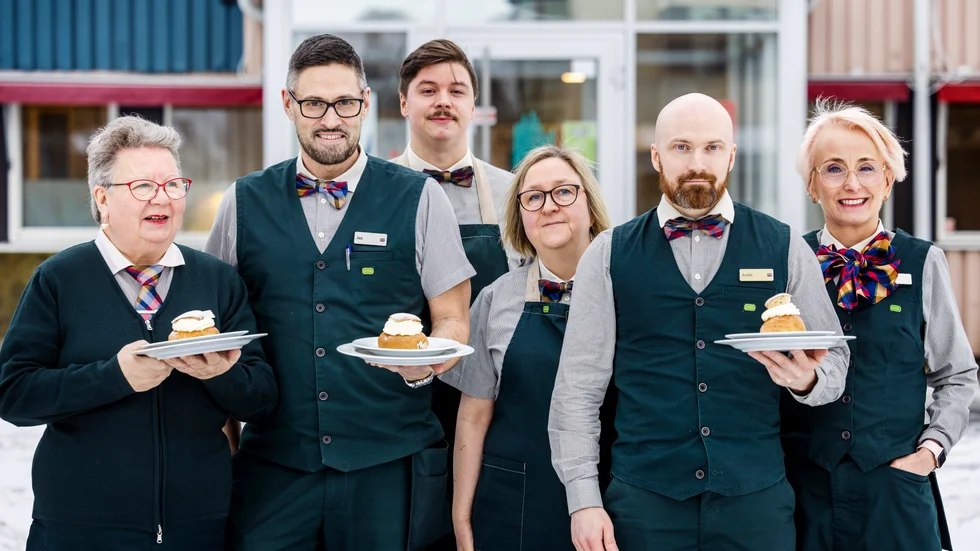 Lollo Boström, Jan Jäderberg, Filip Mäki, Sonja Wittenberg André Nordlund och Annika Nilsson är vana vid att testa smaklökarna och luktsinnet i jobbet på systembolaget. Denna gång var det hela 18 semlor som skulle testas och deras förstaval var semlan från Hertsöns konditori.