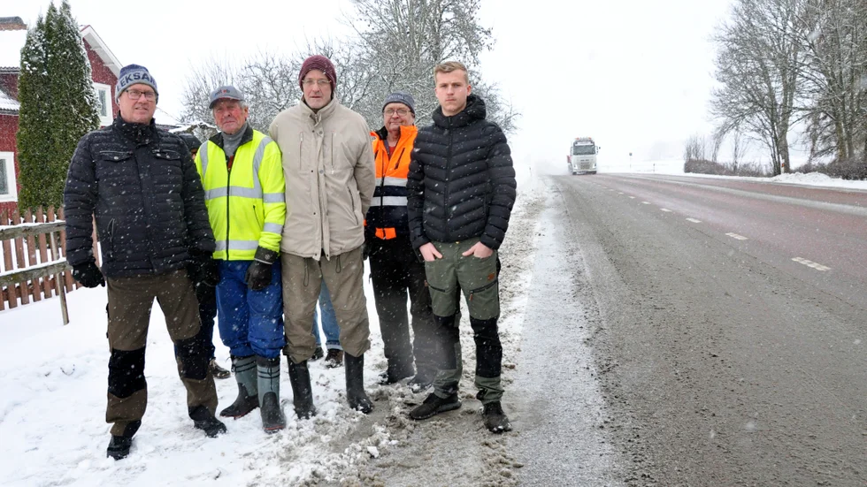 Christer Lindbäck, Kenneth Jakobsson, Roger Ekström, Mats Larsson och Rasmus Holmgren är några av de längs väg 600 som protesterar mot den planerade cykelvägen.