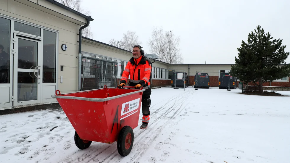 Arbetet, för att åtgärda arbetsmiljöproblemet på Linghemsskolan, har påbörjats. Stefan Olofsson, från det lokala företaget Åhlin & Ekeroth, är en av montörerna som genomför renoveringen