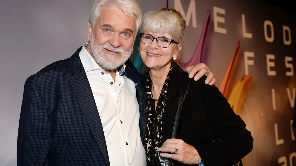 Hasse Andersson och frun Monica Forsberg har hyrt torp i Brevens bruk tre år på raken. Nu håller de en konsert som blir en slags hyllning till trakten. Intäkterna från biljettförsäljningen går direkt till hembygdsföreningen.