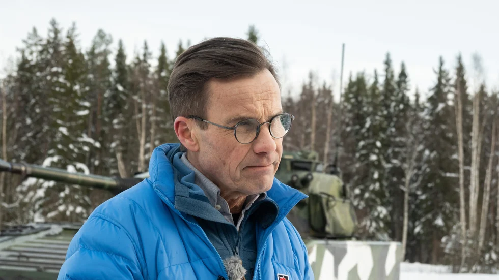Statsminister Ulf Kristersson ser här vid ett besök på en militär övning i Boden. Statens ansvar är stort för att alla myndigheter och institutioner agerar förtroendefullt när beredskapen för krig och konflikter höjs. Varje svensk medborgare har ett liknande moraliskt ansvar för sin egen beredskap. Inget konstigt med det. 