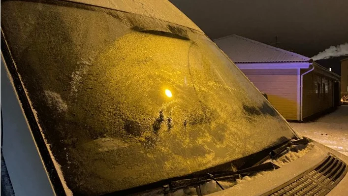 Så här såg framrutan ut på bilen som polisen stoppade. "Jag såg ut, jag kände att jag kunde köra säkert", förklarade föraren.