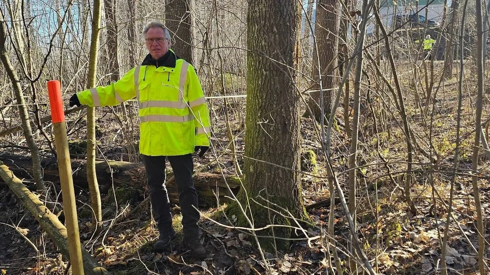 Faktiskt avstånd mellan Källarhult och platsen för planerad biogasanläggning. Clas står vid Heda 2:11, Ingegerd står på Heda 1:24. Måttbandet visar 29 meter.