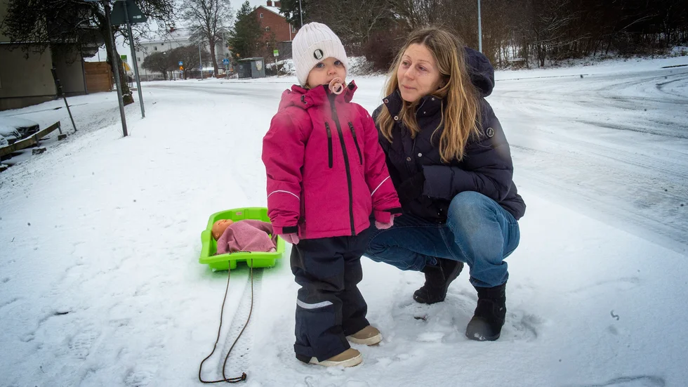 På väg till förskolan och pulkan är med. Wilma, 2,5 år, med mamma Ewa Holm.