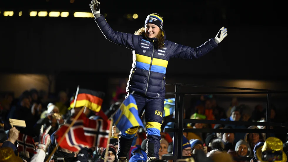 Linn Persson vid medaljceremonin efter VM-silvret i distans.
