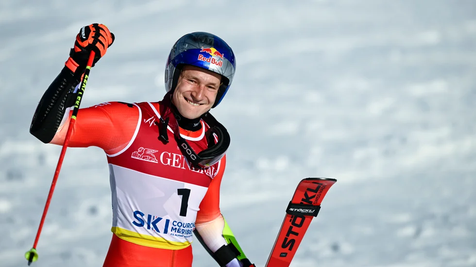 Schweizaren Marco Odermatt firar segern i storslalomen, hans andra guld i alpina VM.