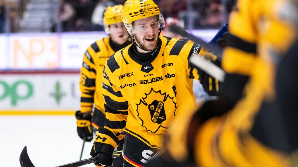 Jonathan Pudas jublar efter sitt 1–0-mål mot Timrå.