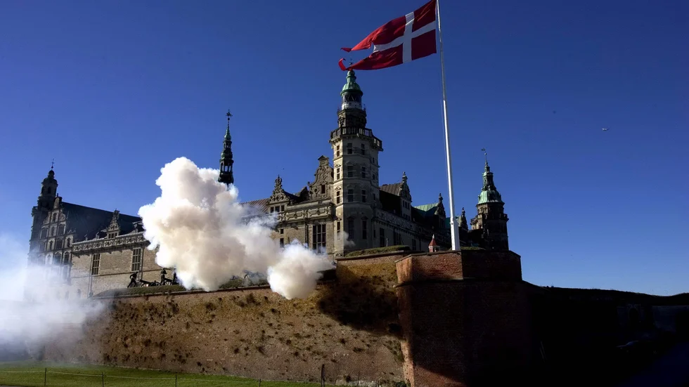 Dannebrogen vajar över Kronborg. Efter några veckors avbrott kommer traditionen att återupptas, uppger kulturministern. Arkivbild.