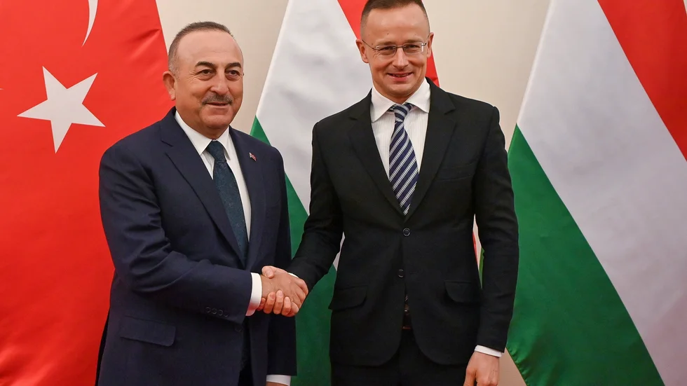 Ungerns utrikesminister (th) möter sin turkiske motsvarighet på tisdagen i Budapest.