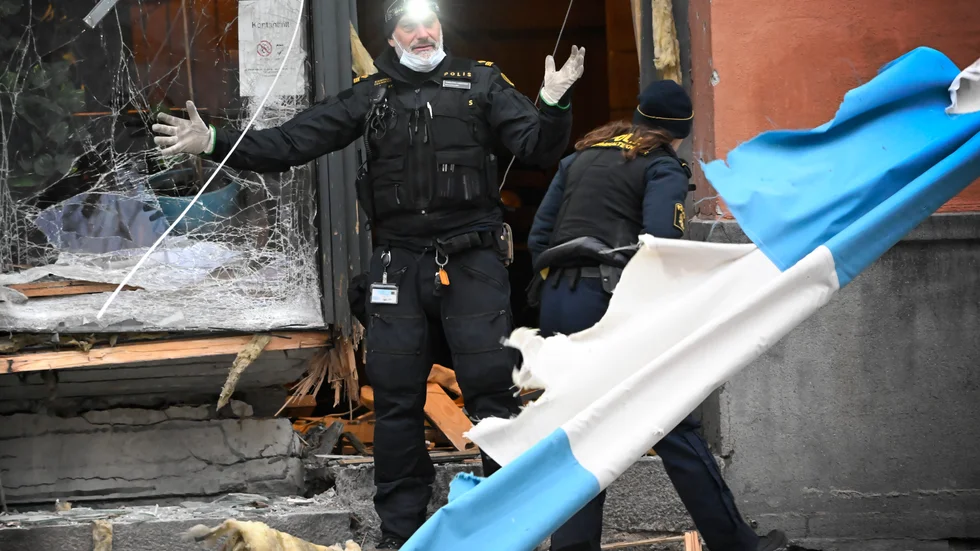 Polis vid restaurangen på Södermalm som utsattes för en sprängning den 17 januari.