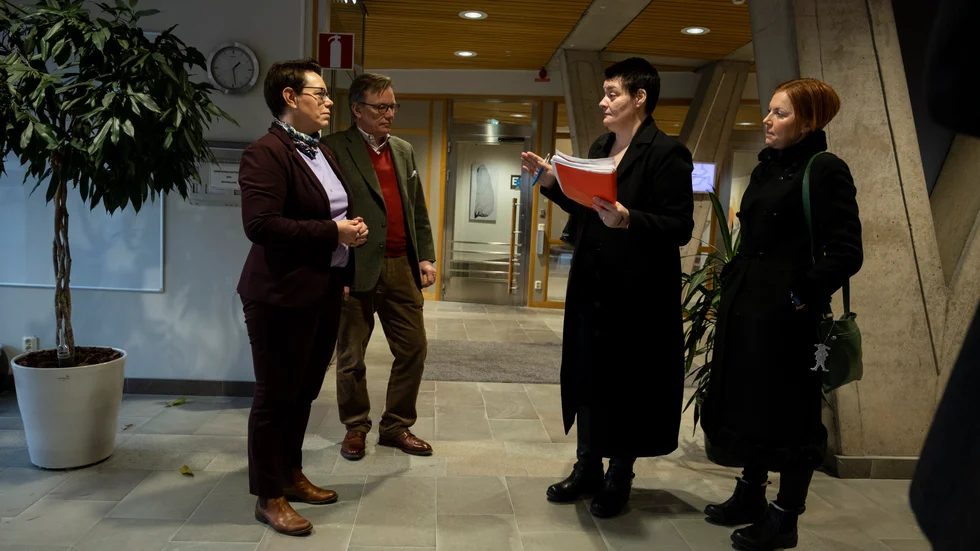Marie Morell (M) med kollegan Oscar Strömblad (M) tar emot protestlistorna från undersköterskorna Sladjana Aderell och Therese Thorvald. Drygt 1 300 vårdanställda från flera olika yrkesgrupper har skrivit under.