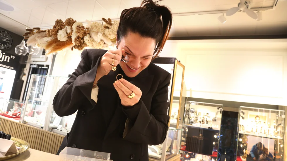 Till Sanna Lennartsdotter Dackmo på Wisby ur och guld kommer kunder som vill sälja sitt guld, oftare också ha det omgjort till nya smycken. Hennes råd är att se upp och ha koll på vad och vem man säljer till.