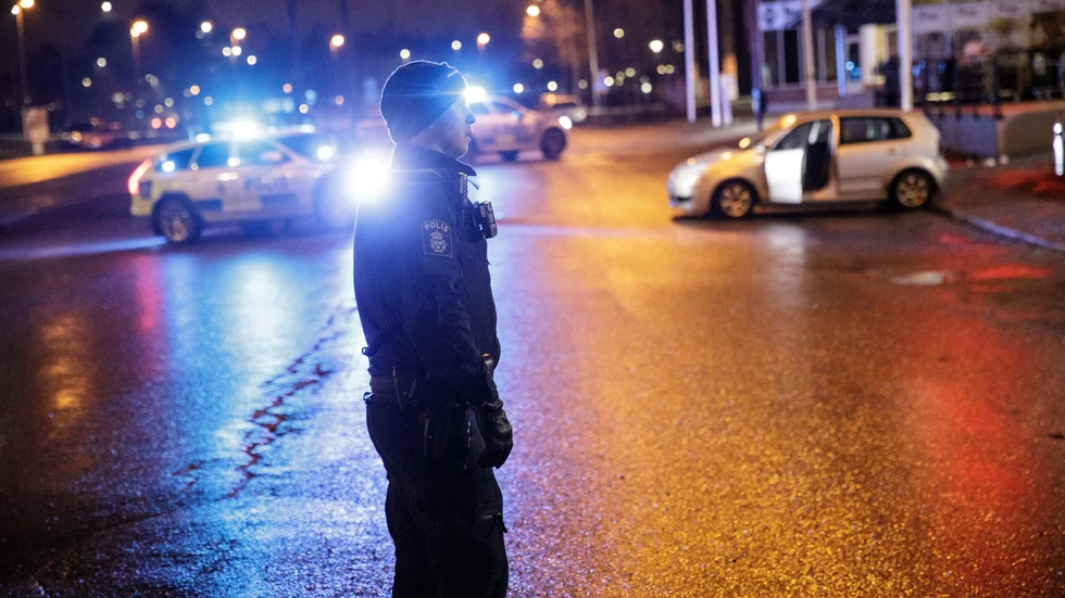En man skadades allvarligt i en skottlossning i Årby i Eskilstuna på onsdagskvällen. Brottsplatsen och en närliggande pizzeria spärrades av och ärendet rubriceras som mordförsök.