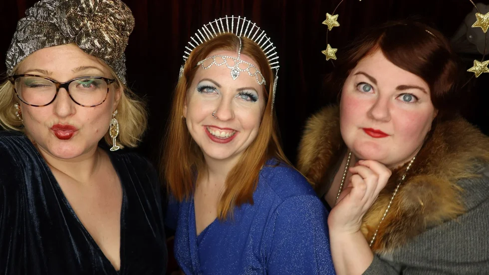 Janna Corneliusson, Elin Mångren och Cathrin Åhlén är de tre grundarna till föreningen Wimmerby Burlesque Society.