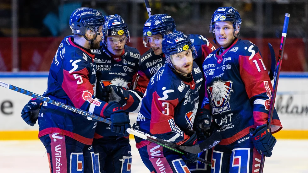 Linus Hultström gratuleras efter det snabba 1–0-målet.