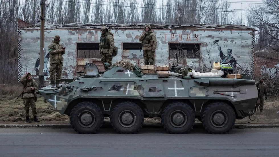 Ukrainska soldater poserar för ett foto innan de åker mot frontlinjen i Donetsk på lördagen.