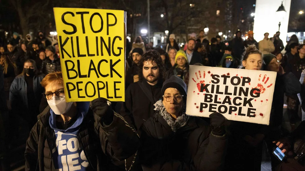 Runt om i USA, som här i Washington Square Park, hölls under lördagen protester mot dödsmisshandeln av Tyre Nichols.