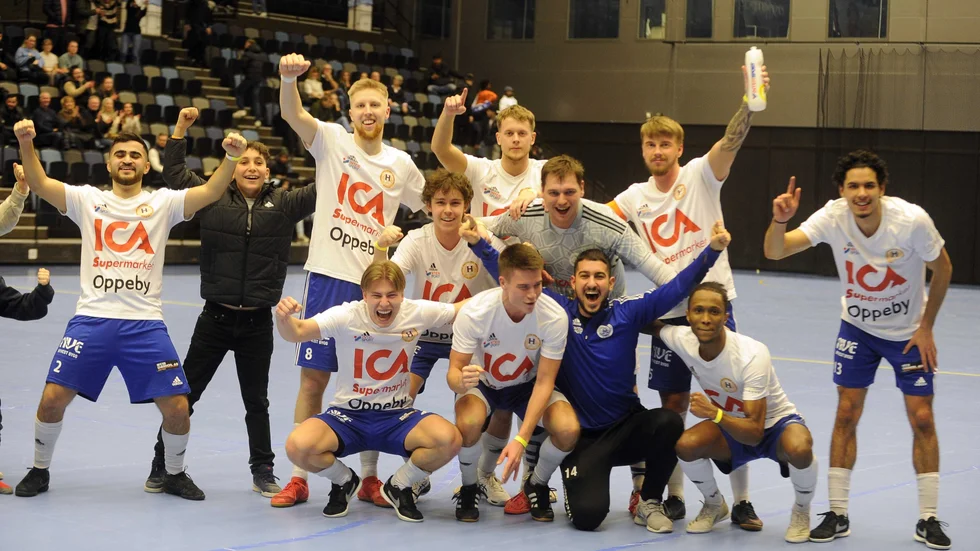 Glada hargare efter att slutsignalen gått i finalen. Det blev vinst med 1-0 över Nyköpings BK.