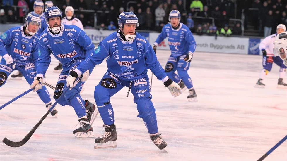 IFK Motalas spelare Patrik Spångberg, här mot Villa för ett par år sedan, gör nu sin 33:e säsong i den blåvita tröjan. Han kom från Katrineholm 1992.