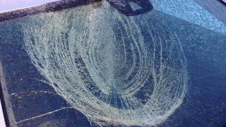 beviset. Ett isflak krossade framrutan på Mikael Snälls bil när han mötte en långtradare på väg 97.