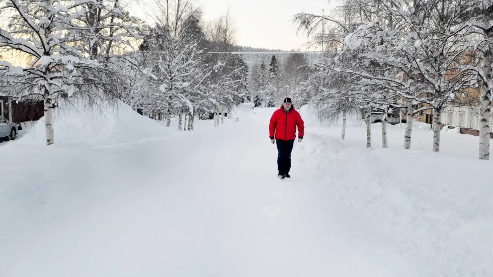 STOPPA TRAFIKEN. Johan Kummu (S) vill att kommunen ser över vägsnittet vid sporthallen. "Det har varit nära att ske olyckor flera gånger", säger han.