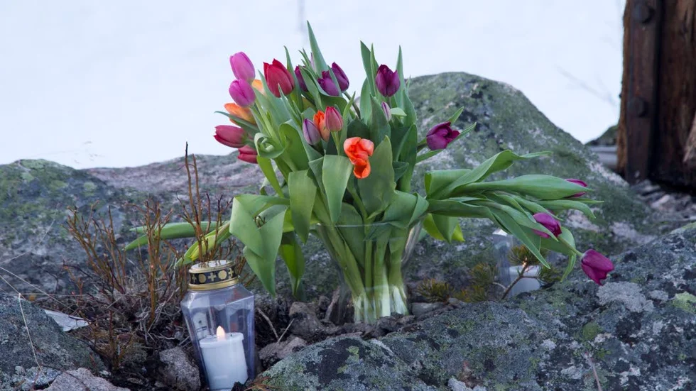 BLOMMOR. Sörjande har lämnat en blommor och tänt ett ljus vid platsen där den 64-åriga kvinnan avled.