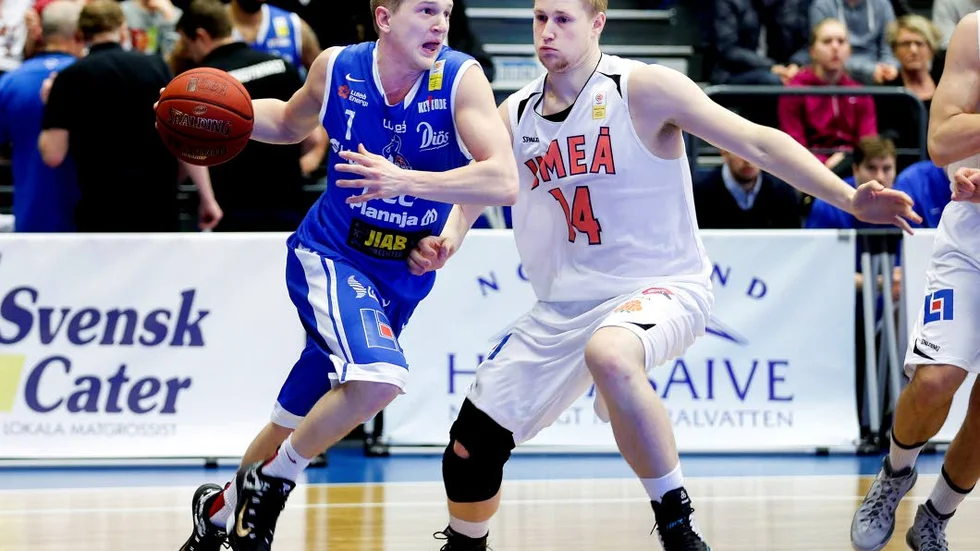 Blickar mot studier. Adam Rönnqvist kan lämna LF Basket – för att bli stridspilot.