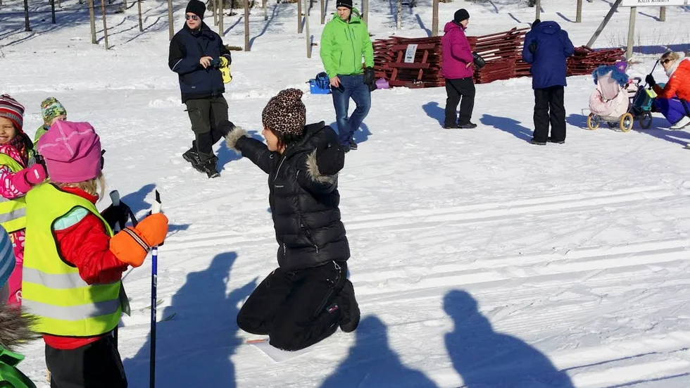 Förskollärare Eva Pettersson höll ordning i starten...och ingen tjuvstartade.