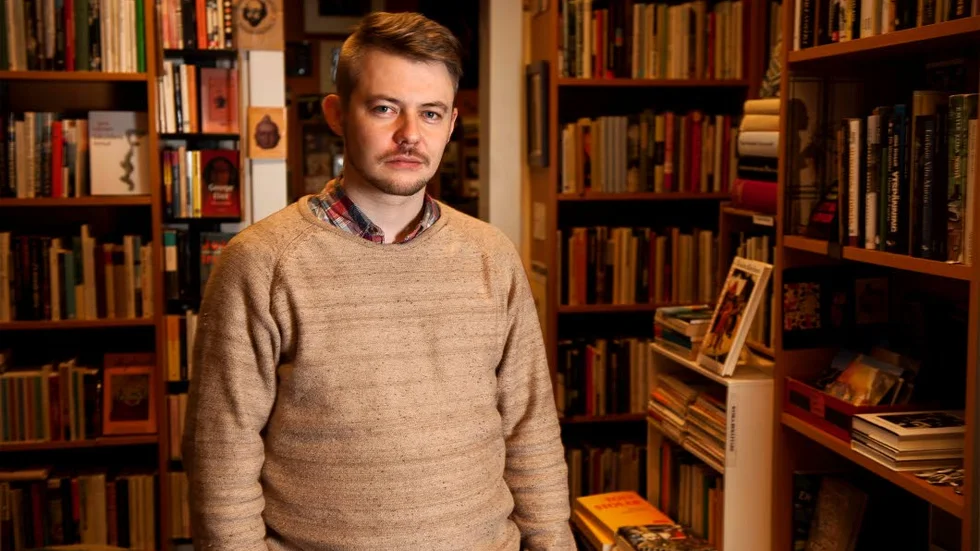 Mikael Berglund började skriva romaner för bara tre år sedan. Nu debuterar han med ”En berättelse om obesvar” som är hans tredje försök.