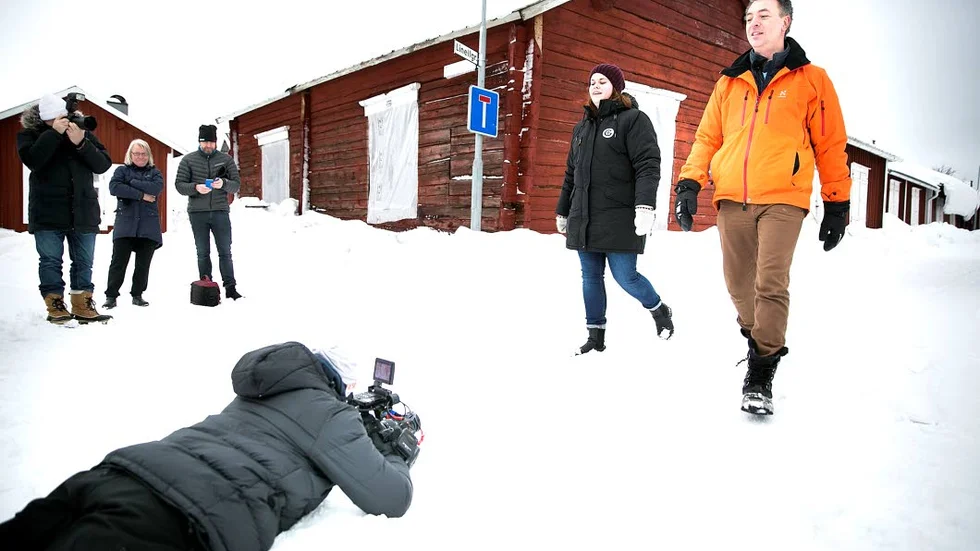 Miljö. Tv-kocken Tareq Taylor berättar att han fick ta emot en fin låda med specialiteter när han kom till Norrbotten. ”Jag ska försöka peta in lite från den”, ­säger han apropå den matlagning som väntar. Här guidas han av Jennifer Wikström. Den liggande fotografen heter Andreas Truedsson.