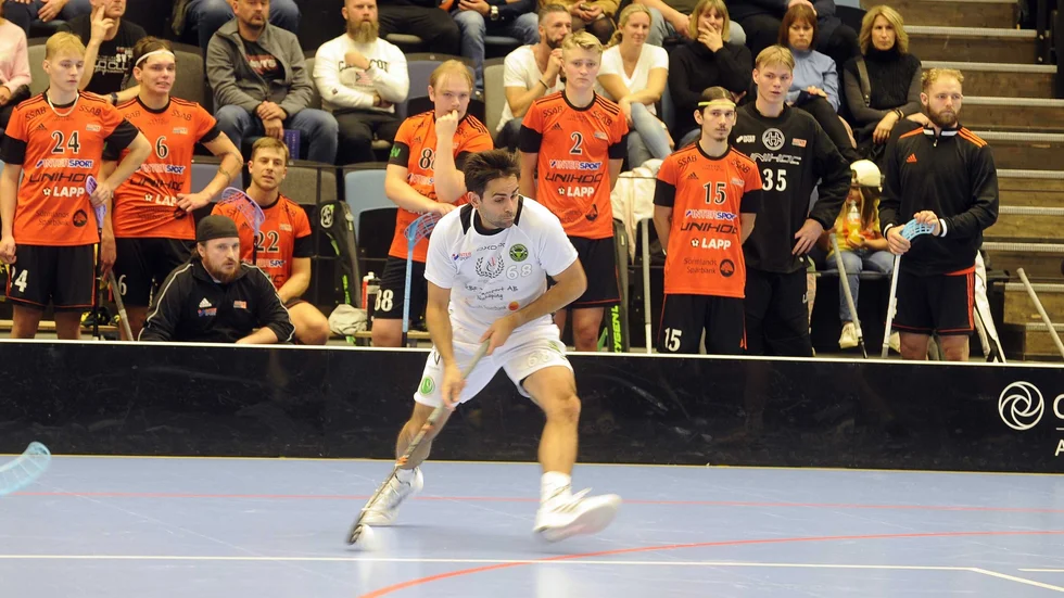 Spelande sportchefen Rabi Kahlaji och hans FBC Nyköping har lyft i division 1-tabellen efter byte av huvudtränare. Under onsdagen väntar toppmöte med gästande Bergs IK.
