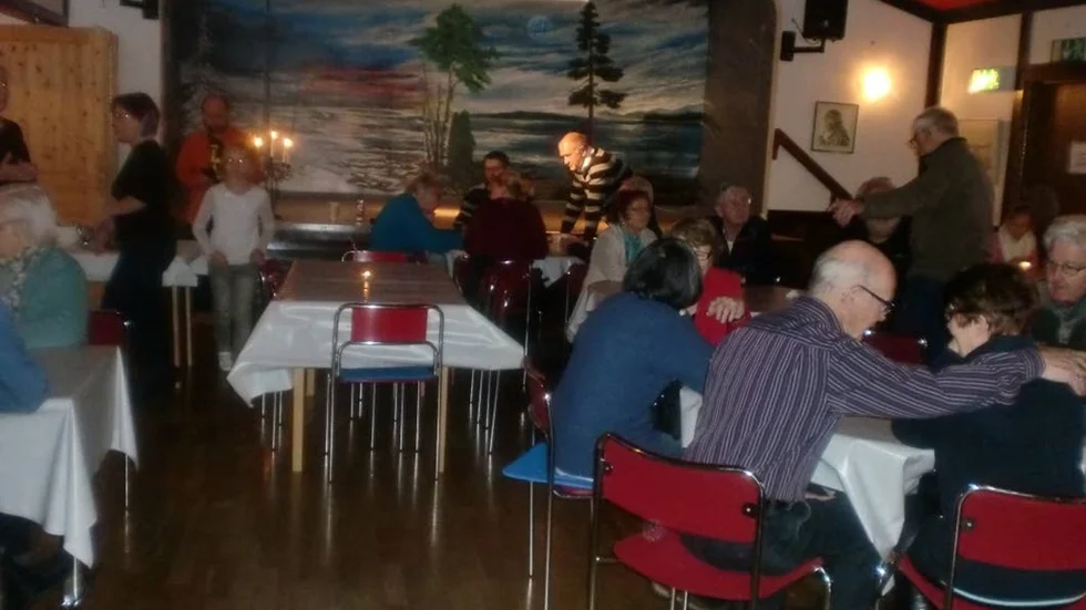 Mer bord fick dukas när allt fler besökare strömmade till. Farsdagskaféet blev som vanligt en fest i byastugan i Lauker.