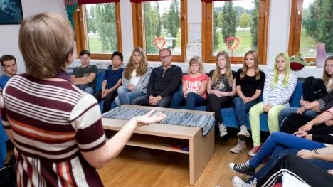 Katarina Kieri gillar att möta ungdomar och Christinaskolans musik-klassm 8C såg många paralleller mellan att skriva böcker och att skriva musik.