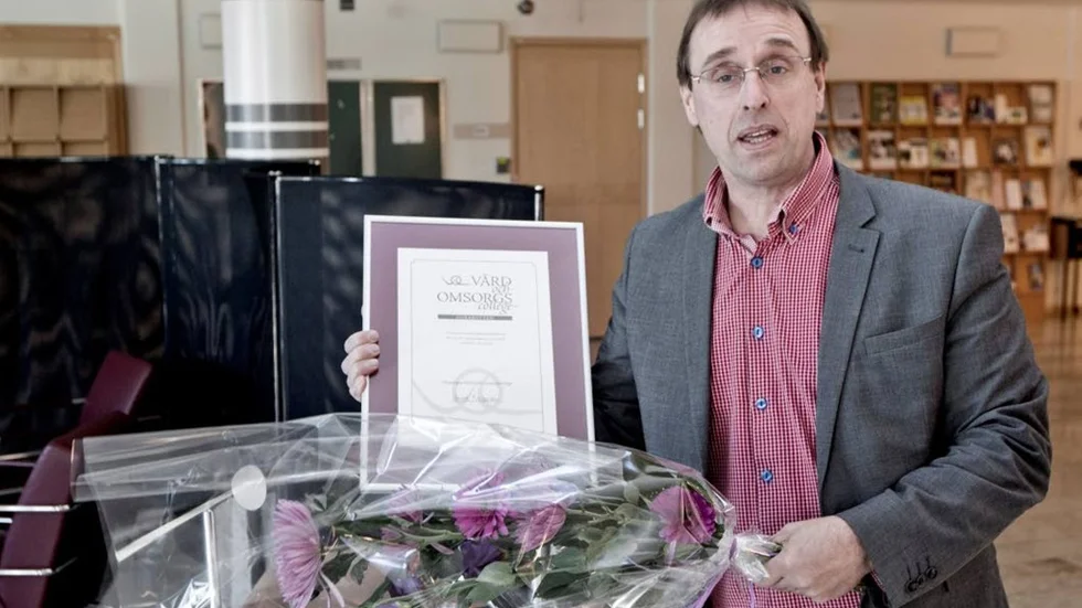 Håkan Dahlkvist, ordförande i styrgruppen, fick ta emot det officiella certifikatet som visar att länet är en vård- och omsorgscollege-region.