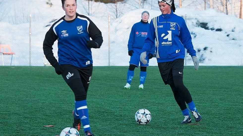 Mot division 3. Erika Renberg, till vänster, Emma Johansson och de övriga i IFK Arvidsjaur valde att nappa på erbjudandet att ta klivet upp från division 4 sedan en vakans uppstått i trean. ”Det blir ett utvecklingsår”, säger tränaren Christian Karlsson.