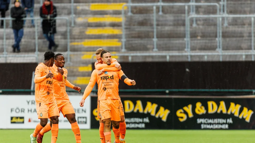 Karim Mammar kramas om av Alex Michel efter att ha gett AFC ledningen mot Östersund.