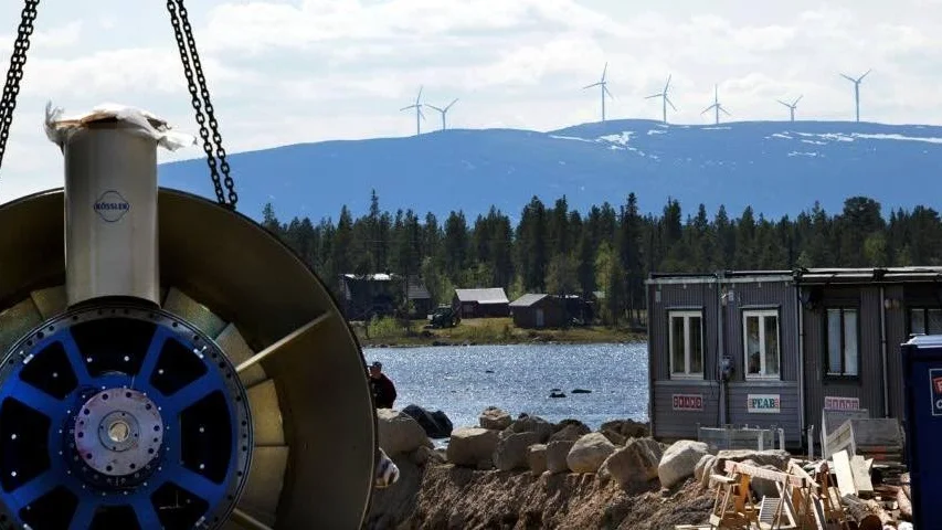 Det var som om vindkraftverken på Uljabuouda inspekterade vad som hände vid Sälla kraftstation när turbinen lyftes på plats. Sälla kraftverk kommer att producera hälften vad ett av vindkraftverken gör.