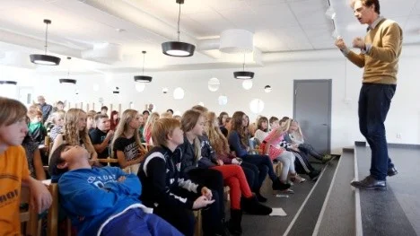 David Lagerkrantz formligen trollband eleverna under ett timslångt föredrag på Sjulnässkolan.